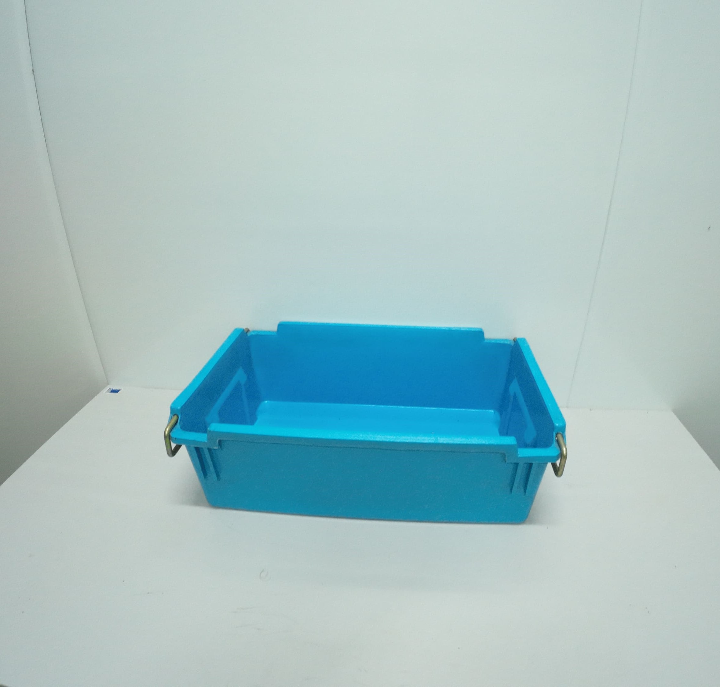 Khay nhựa A2 có quai cầm chắc chắn, dễ nâng và di chuyển