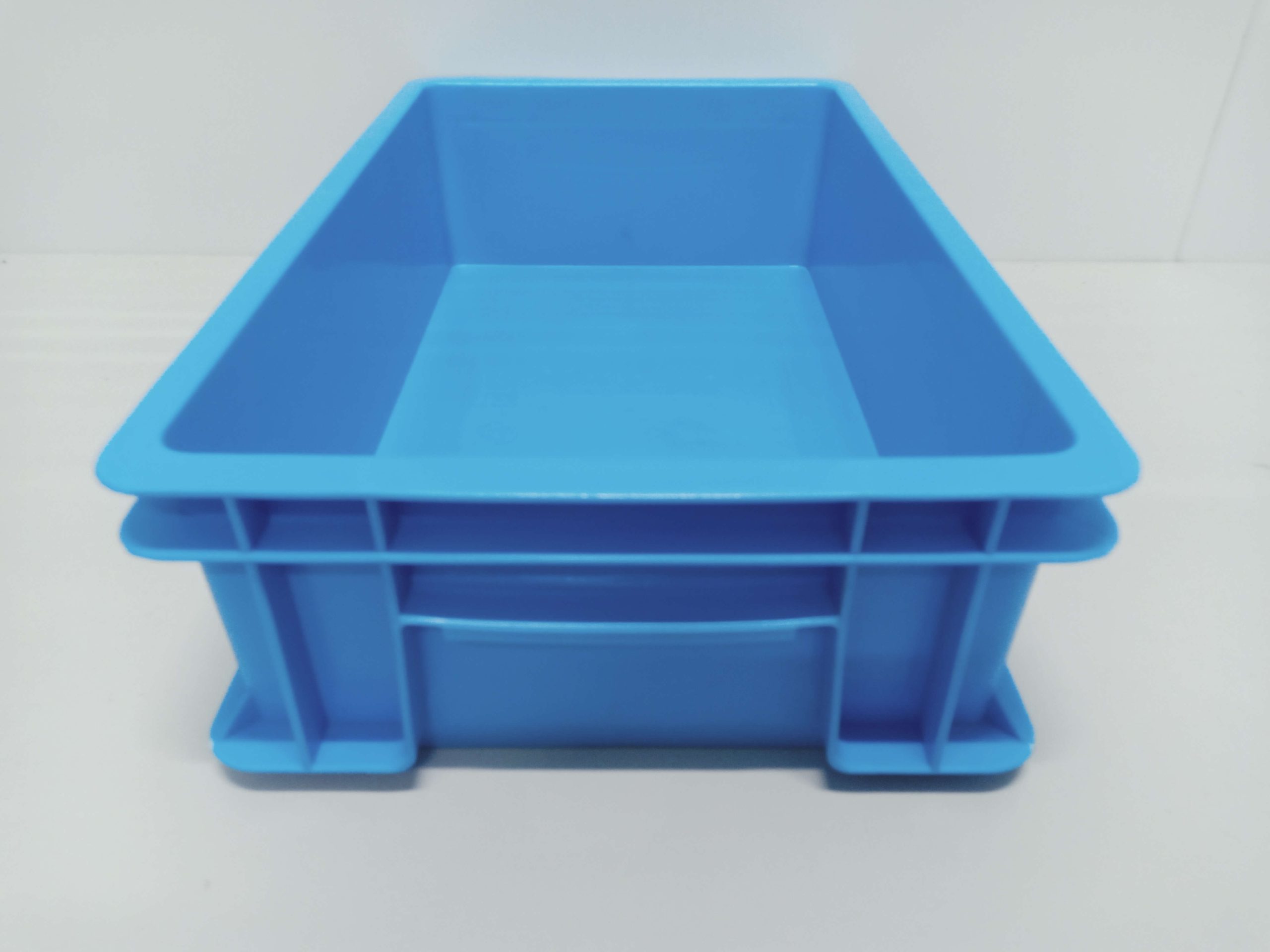 Thùng nhựa B2 kích thước nhỏ gọn, nhựa PP chịu lực tốt, dễ sắp xếp trong kho