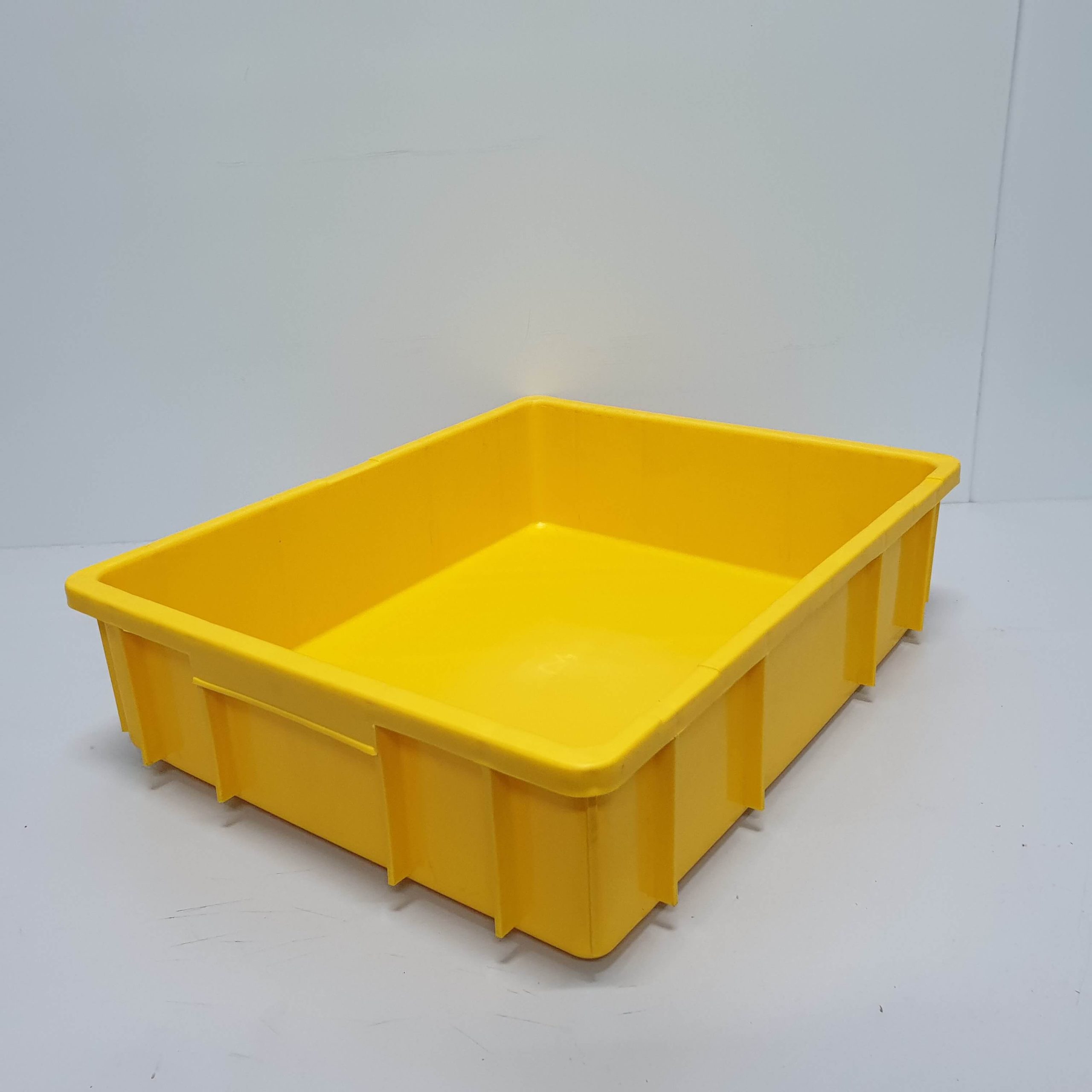 Thùng nhựa B9 công nghiệp, thành dày, thiết kế chắc chắn, phù hợp lưu trữ hàng nặng