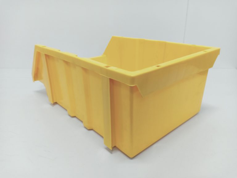 Thùng nhựa B8 thành dày, chịu lực tốt, hạn chế biến dạng khi sử dụng