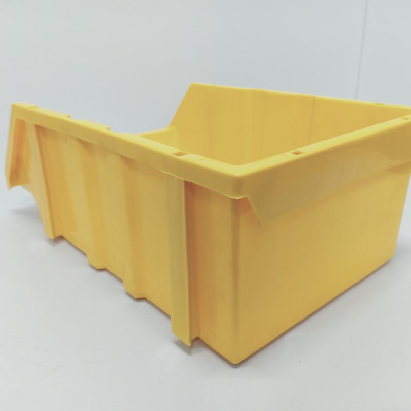 Thùng nhựa B8 thành dày, chịu lực tốt, hạn chế biến dạng khi sử dụng